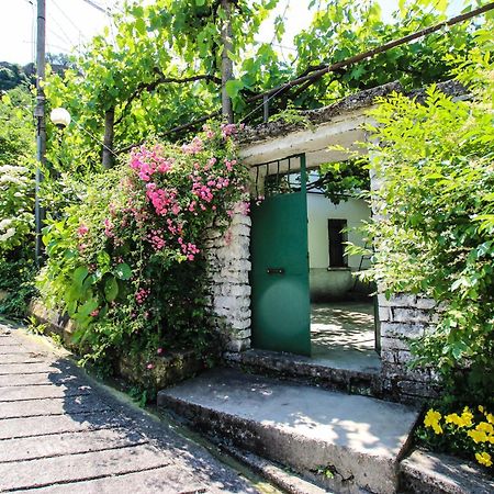 Flora'S Guesthouse 'The Fir Gate' Гирокастра Экстерьер фото