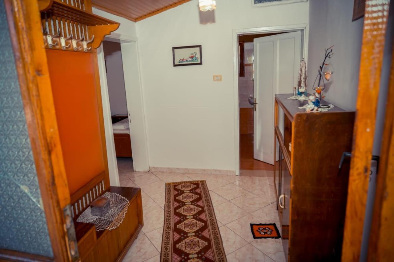 Flora'S Guesthouse 'The Fir Gate' Гирокастра Экстерьер фото