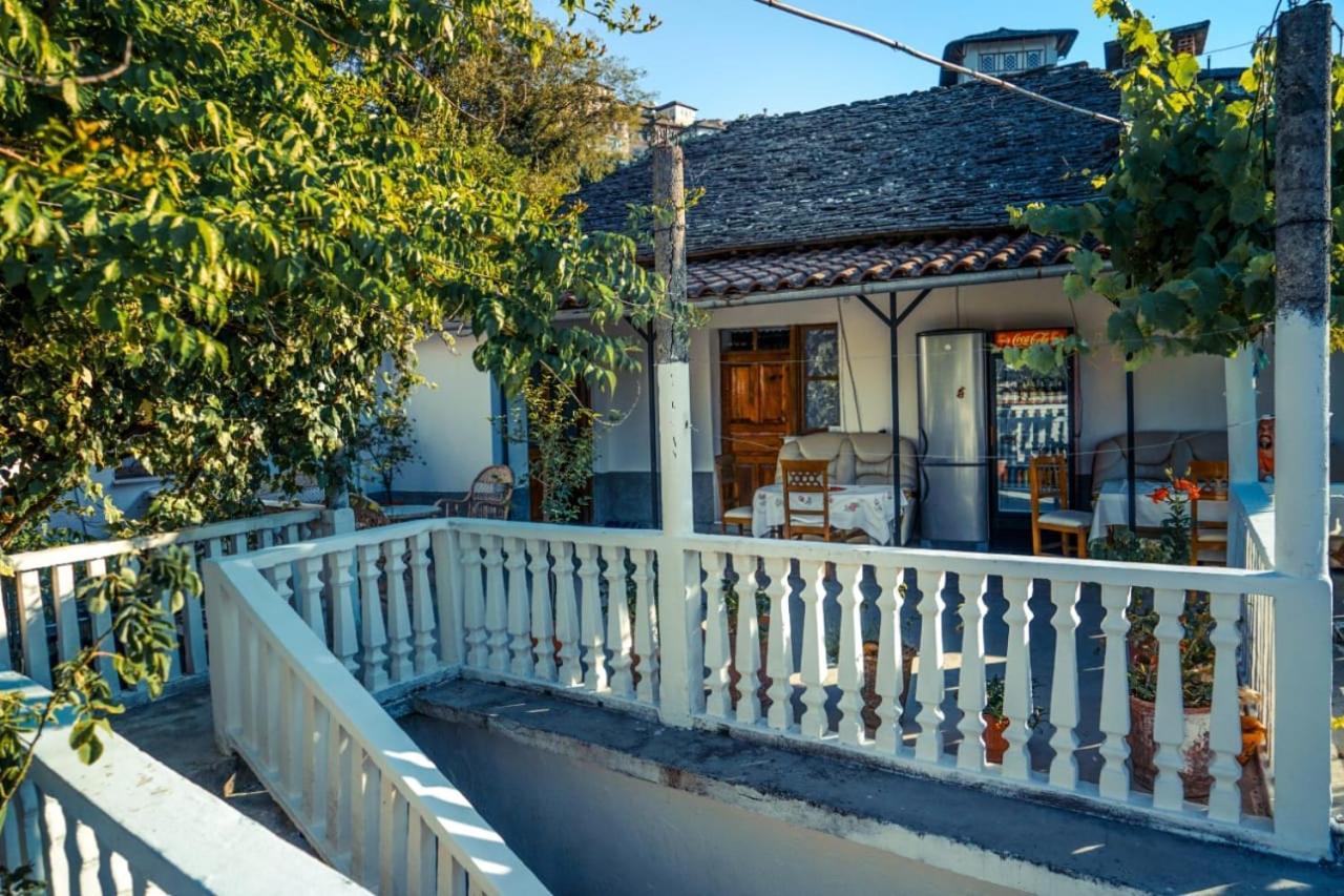 Flora'S Guesthouse 'The Fir Gate' Гирокастра Экстерьер фото