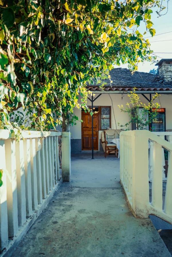 Flora'S Guesthouse 'The Fir Gate' Гирокастра Экстерьер фото