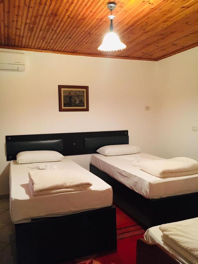 Flora'S Guesthouse 'The Fir Gate' Гирокастра Экстерьер фото
