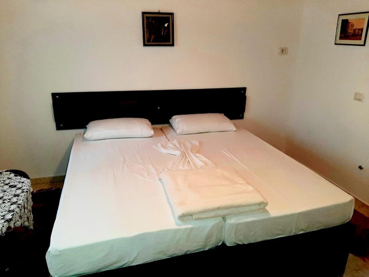Flora'S Guesthouse 'The Fir Gate' Гирокастра Экстерьер фото