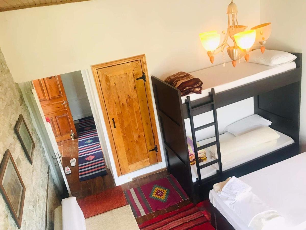 Flora'S Guesthouse 'The Fir Gate' Гирокастра Экстерьер фото